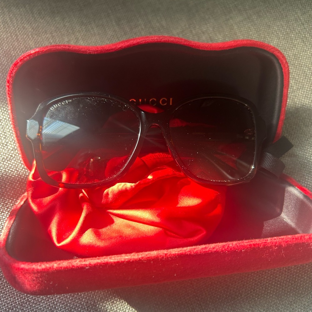 Gucci Oversized Women's Sunglasses with Red Silk Pouch and case - Picture 3 of 9